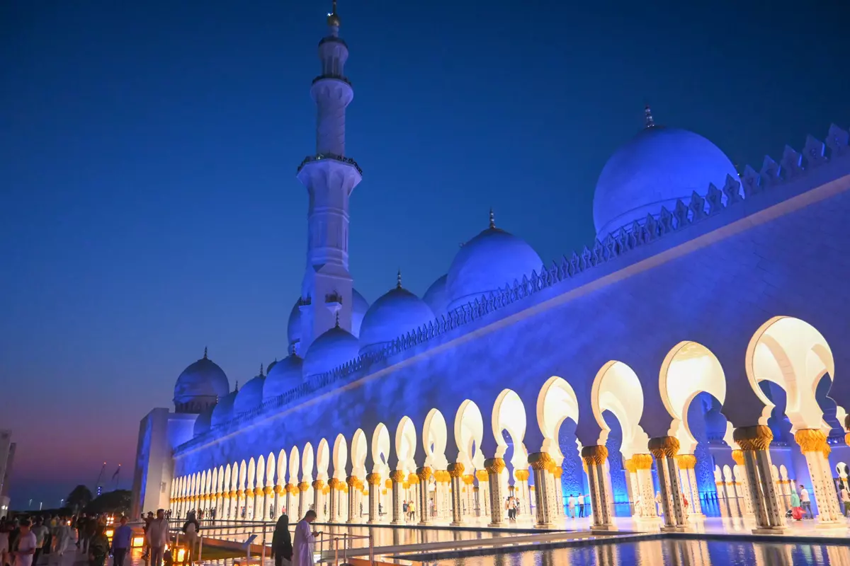 zayed grand mosque evening