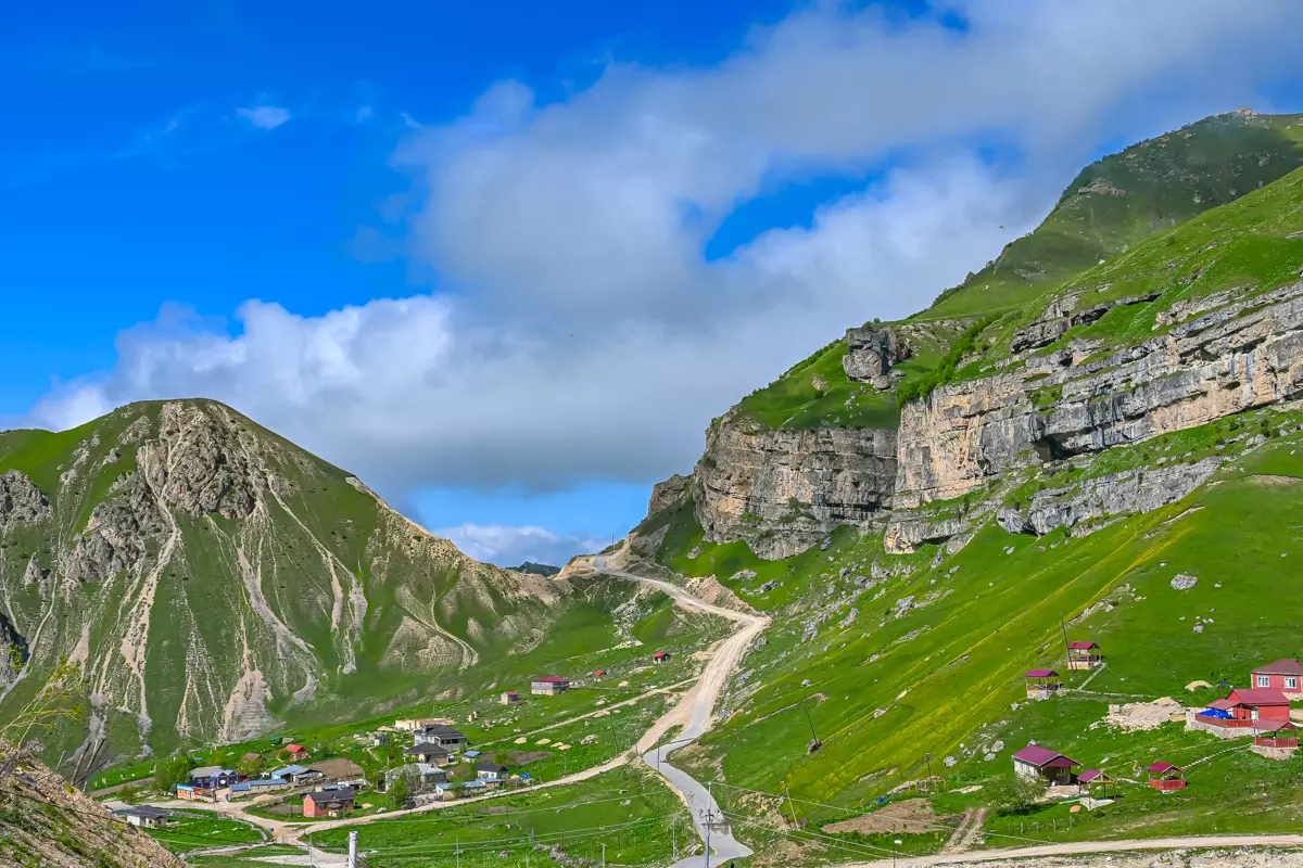 nature trail near Laza, ideal for spring trekking adventures.