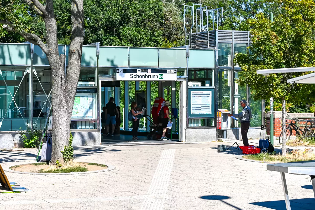 schonbrunn metro station